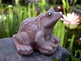 Eigenschaften Tiefes Kunsthandwerk GbR  / Steinfigur Tierfigur Frosch klein terracotta