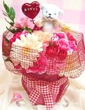 【リボンネット】バニラの香り♪アロマベア付カーネーションと季節のお花のスタンディングブーケ(赤・ピンク系)FL-MD-46