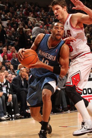 Minnesota Timberwolves v Chicago Bulls: Wayne Ellington and Kyle Korver Photographic Poster Print by Ray Amati, 8x12