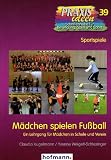 Mädchen spielen Fußball: Ein Lehrgang für Mädchen in Schule und Verein