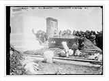 Newswire Foto (M): Sahrana T.L. Johnson, Greenwood Cemetery N.Y. Newswire Photo (M): Burial of T.L. Johnson, Greenwood Cemetery N.Y.