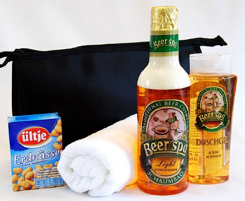 Bierduschgel und Bierschaumbad mit Waschtasche und Handtuch