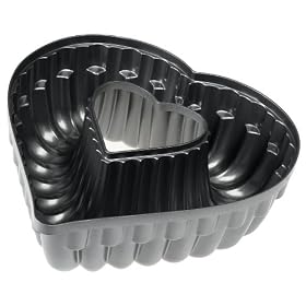 Kaiser Bakeware KaiserCast 11-Inch 12-Cup Heart-Shaped Bundtform Pan by Kaiser
