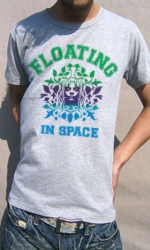 POP Tシャツ グラフィカルに表現された女性顔モチーフを巧く使用したカレッジテイストデザイン FLOATING IN SPACE
