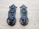 IRONMONGERY WORLDﾂｮ CAST IRON VINTAGE STYLE VICTORIAN ORNATE DECORATIVE DOOR KNOCKER (Black) by Iron