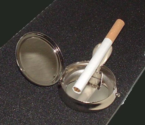 Taschenaschenbecher aus komplett verchromten Metall, mit Klappautomatik der Zigarettenablage und öffnet auf Knopfdruck