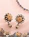 【i-ROUGE】デザイナーズアクセサリー ビジューブルーピアス - 872053: 「COLLEEN TOLAND」ベージュのローズをビーズで華やかに取り巻き、着けるだけで優雅な印象。ネックレス(別売り)とお揃いでよりゴージャスに。同デザインのイヤリングもご用意しています。