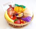 Frucht Geschenkekorb OBSTSALAT mit Peelingschwamm und Duftseife sowie Badebombe und Badeperlen als Saunageschenke Set