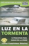 Luz en la tormenta/ Light in the Storm: 12 principios para ganar en la crisis/ 12 Principles to Win in Crisis Time (Sabiduria Biblica No Religiosa/ Biblical Wisdom Nonreligious) (Spanish Edition)