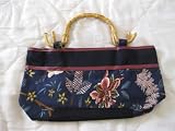 Penny-shaped handbag brevipetiolatum