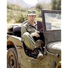WAYNE ROGERS AS CAPT. "TRAPPER JOHN" MCINTYRE FROM M*A*S*H #1 - IN FARBE - Filmfoto - GROSS - 20x16" (50x40cm)