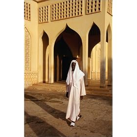 photographie Muslim man leaving the mosque. est disperible en (L x H): 20 x 30 cm de C. Pershouse