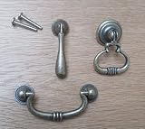 IRONMONGERY WORLDﾂｮ CUPBOARD CABINET DRAWER DRESSER DESK HANDLES - ANTIQUE BRASS (SWAN NECK SWING DR