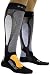 Der X Socks Ski Carving Ultra light ist ein super hochwertiger Skisocken und besteht aus 61% Polyamid, 28% Merino Wool, 9% Polypropilen und 2% Elasthan. Durch seine spezielle Zusammensetzung sorgt der Socken f&uuml;r super warme und trockene F&uuml;&szlig;e. Der Akiv Bund des Ski Carving Ultra light sorgt f&uuml;r den perfekten Sitz und Halt des Sockens ohne, dass er das Bein einengt. Die speziellen Protektoren am Schienbein, den Seitem, an der Ferse, an den Waden und an den Zehen sorgen f&uuml;r Maximalen Komfort und d