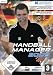 Machen Sie es Heiner Brand nach und f�hren Sie die Nationalmannschaft zum Weltmeistertitel, 
Europameisterschaften und Olympiasiegen.  Beweisen Sie sich auch als Manager und Trainer im 
Tagesgesch�ft des Profi-Handballs. Neben den Original-Lizenzen der 1. und 2. 
TOYOTA-Handball-Bundesliga sowie der Frauen-Bundesliga, verf�gt das Spiel �ber Original-Spielernamen 
diverser Nationalmannschaften wie z.B. Polen, Island, Russland, England, Tschechien...Weiterhin 
umfasst die Datenbank f�nf Regionalligen und zehn Oberligen, sowie 20 aktive spielbare europ�ische 
Ligen. Die Spielwelt ist �ber den Editor fast unendlich erweiterbar.Nachfolger der erfolgreichen 
Handball Manager-Reihe mit Erfolgstrainer Heiner Brand als Testimonial / Erstmals bietet der 
Handball Manager eine Spieldarstellung in Echtzeit 3D mit Original-Motion-Capturing-Daten des 
zweimaligen Deutschen Meisters TBV Lemgo / Ein modernes zeitgem��es Layout und viele 
Feature-Neuerungen machen den Handball Manager zu einem Muss f�r jeden Handballfan / Endlich auch 
f�r Anf�nger: verbesserte Benutzerf�hrung mit ausf�hrlichen Hilfen und �ber 50 Minuten 
Tutorial-VideoFeatures:Komplett neues Layout und stark verbesserte Benutzeroberfl�cheEchtzeit 3D 
Spieldarstellung mit MoCap-Daten des TBV-Lemgo so wie interaktiven 7m-Werfen3 Spielmodi: 
Verein ausw�hlen, Reale Managerkarriere und Eigenen Verein gr�nden", 
au�erdem Spielertrainerfunktion und erweiterter NationaltrainermodusRiesige Datenbank inklusive 
individuellem Fangesang, Mannschaftsfoto, Spielerbildern und �ber 600 Aktionsfotos (�ber 700 MB)�ber 
50 Minuten Tutorial-Video (ca. 80 min.)Viele taktische M�glichkeiten: z.B. freies oder gebundenes 
Spiel, schnelle Mitte und individuelle SpieleranweisungenJetzt noch ausf�hrlichere Informationen 
�ber alle Mannschaften und Spieler sowie abwechselungsreichere Zeitungsberichte in der 
HANDBALLWOCHEKomplexe Managert�tigkeit: verbessertes Transfersystem, 
Spielerversicherungen, Halbzeitprogramm, realit�tsnahes Stadionmanagement etc.Stark ausgeweiteter 
Privatbereich: Heiraten Sie und halten Sie Ihre Lebenspartnerin bei Laune. Bekommen Sie Kinder und 
f�hren Sie diese zu gro�en Handball-KarrierenTolle Soundkulisse inklusive gesprochener 
Halbzeitansprachen und Musik der UK-Pop-Band Sand 
DollarsSystemvoraussetzungen:Minimum:Proz.: Pentium� III 700Mhz oder h�herRAM: 256 MB / HDD: 
min. 2,5 GBOS: Windows XP, VistaSound: DirectX 7.0-kompatible SoundkarteGrafik: 3D-Grafikkarte mit 
64 MB RAMEmpfohlen:Proz.: Pentium� III 700Mhz oder h�herRAM: 512 MB / HDD: min. 3,5 GB OS: Windows 
2000, XP, Vista Sound: DirectX 7.0-kompatible Soundkarte Grafik: DirectX 7 kompatible Grafikkarte 
mit 128 MB RAM Pressestimmen:Absolut empfehlenswert!  (Handballwoche, Oktober 2008) ( )