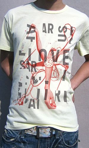 タイポグラフィーTシャツ コラージュのようなモチーフ使いのグラフィックと見斬新なタイポグラフィー Ｔシャツ TIME TYPO HAND
