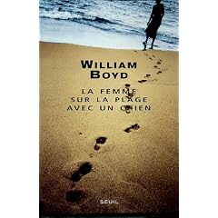 La femme sur la plage avec un chien