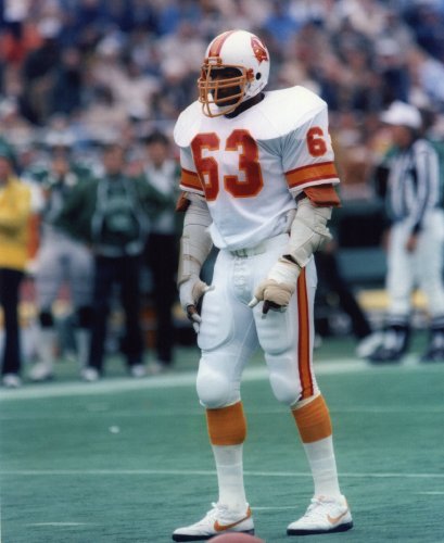 LEE ROY SELMON TAMPA BAY BUCCANEERS 8X10 SPORTS ACTION PHOTO (G)