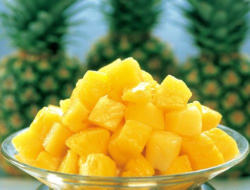 【冷凍パイナップル １kg 1,200円】　生のパイナップルをひと口サイズにカット、そのまま急速冷凍しました