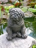 Eigenschaften Tiefes Kunsthandwerk GbR  / Steinfigur Tierfigur Mops Hund dunkelbraun