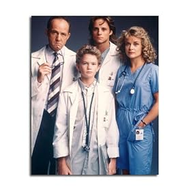 NEIL PATRICK HARRIS AS DOUGLAS 'DOOGIE' HOWSER, BELINDA MONTGOMERY AS KATHERINE O'BRIEN HOWSER, JAMES SIKKING AS DR. DAVID HOWSER FROM DOOGIE HOWSER, M.D. - Photo cin�matographique en couleur - (Choix de 4 tailles)