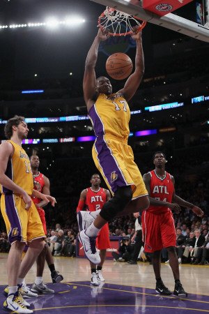 Atlanta Hawks v Los Angeles Lakers, Los Angeles, CA - February 22: Andrew Bynum Photographic Poster Print by Jeff Gross, 8x12