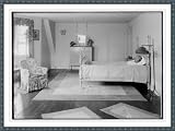 Photo (L): (Bedroom)