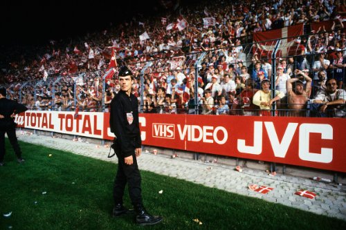 11Freunde Bilderwelt / Polizist vor dänischen Fans 1984 / Fußballfotografie / Echter Fotoabzug hinter Acrylglas / 50 x 75 cm