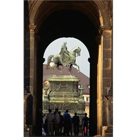 photographie Visitors admire the equestrian statue of King John of Saxony through the arches of D...
