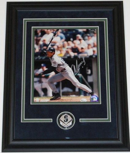 Ichiro Suzuki Autographed Seattle Mariners 8x10 Photo - Custom Framed