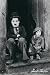 Charlie Chaplin - The Kid, Auf Der Treppe Poster (91 x 61cm) von Charlie Chaplin - alle Infos