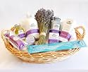 Wellnesskorb Lavendeltraum als Hochzeitsgeschenke Set mit Massageöl und Badesalz sowie Räucherstäbchen und Raumspray