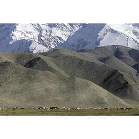 photographie Snow capped Muztagh Ata at Lake Karakul, near Kashgar. est disperible en (L x H): 30...