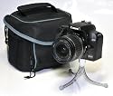 Hochwertige, professionelle Tasche inkl. Tischstativ f&uuml;r kompakte SLR und gr&ouml;&szlig;ere Bridgekameras - passend f&uuml;r gro&szlig;e Digitalkameras wie DMC-GH1, X70, FinePix S1500, Coolpix P90, SP-590 ZU, PowerShot SX1 IS, SX10 IS, EX-FH20, Lumix DMC-G1, SP-565 ZU, S2000HD, DMC-FZ28, P80, DSC-H50, P60, S1000fd, SP-570 ZU, Pro EX-F1, FinePix S8000fd, Lumix DMC-FZ18, PowerShot S5 IS, Lumix DMC-FZ8, V-LUX 1, FinePix S9600, SP-510ZU, Lumix DMC-FZ50