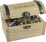 Schatzkiste aus Massivholz, mit Edelsteinen gefüllt