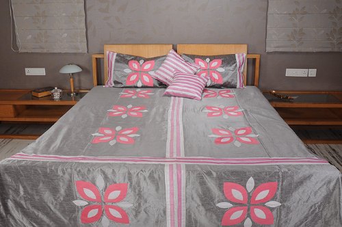 Imagen 1 de Colcha de seda india Doble con fundas de almohadas y fundas de cojines tamaño de 88 x 107 pulgadas