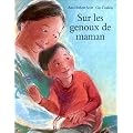 Sur les genoux de maman