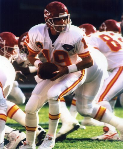 JOE MONTANA KANSAS CITY CHIEFS 8X10 SPORTS ACTION PHOTO (F)