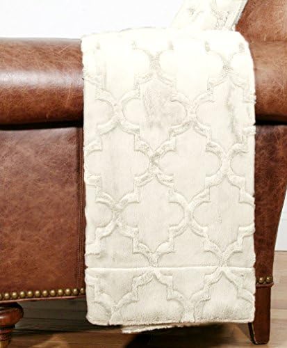 Faux Fur Throw Blanket - Moroccan Tile Quatrefoil (White)