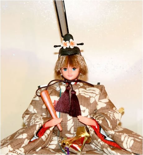 【雛人形】お一人様1つまで シリアル入り 【全国限定２２本】 超プレミア品 【 久月 × タカラトミー 】 こだわりリカちゃん 伝統工芸品衣装仕様 ”結城紬+会津塗り”【2009年度新入荷品】