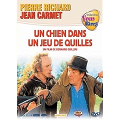 Un chien dans un jeu de quilles