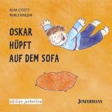 Oskar h�pft auf dem Sofa