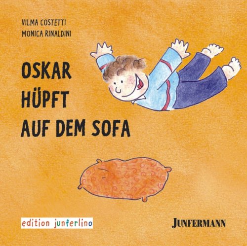 Oskar h�pft auf dem Sofa