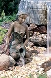 Eigenschaften Galerie diValore  / Skulptur - Elonie - wasserspeiend, Skulptur ohne Pumpe, zu beziehen über Fachhandel - Hochwertige Gartenskulptur des Künsterlers Schapawalowa