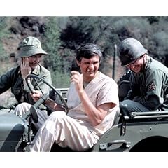 ALAN ALDA AS CAPT. BENJAMIN FRANKLIN "HAWKEYE" PIERCE FROM M*A*S*H #8 - IN FARBE - Filmfoto - (Poster) PLAKATE - 25x20" (60x50cm)