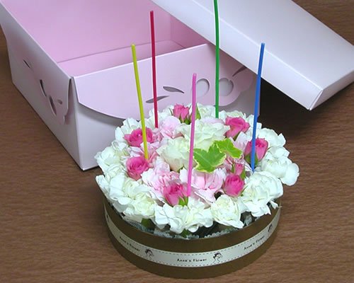 おいしそうなお花のデコレーションケーキ！スリムキャンドルがお洒落！ お誕生日に生花のおしゃれなアンオリジナルフラワーケーキ やさしいピンク