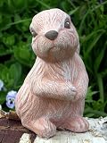 Eigenschaften Tiefes Kunsthandwerk GbR  / Steinfigur Tierfigur Hase Ostern terracotta