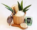 Geburtstagsgeschenke Set BAMBOO handverpackt mit Peelingkissen und Massagebürste sowie Nagelbürste und Bambus Duftkerze sowie Haarbürste