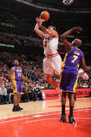 Los Angeles Lakers v Chicago Bulls: Joakim Noah and Lamar Odom Photographic Poster Print by Andrew Bernstein, 12x18