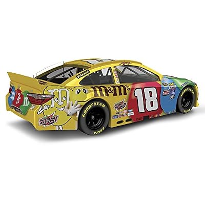 Lionel Racing Kyle Busch #18 M&M's 2016 Toyota Camry NASCAR Diecast Car (1:64 Scale)